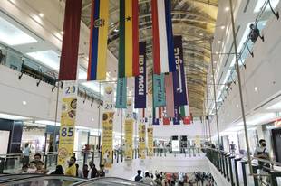 世界杯开赛在即 多哈商场悬挂参赛球队旗帜