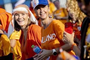 荷兰球迷大巴开到多哈 狂歌烈舞助力橙衣军团