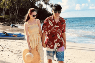 周杰伦和昆凌海边散步 夫妻俩露出甜蜜笑容