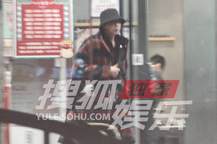 刘宇宁会友超活跃 格子外套配渔夫帽显帅气