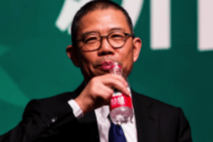 一瓶水卖出两个“中国首富”