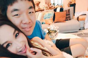 温碧霞晒与养子合影 贴脸称其“小情人”