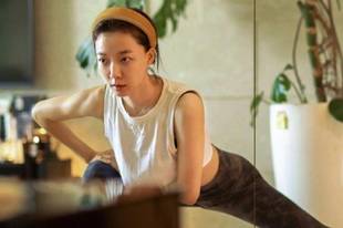 王珞丹晒马甲线 在家抱大桶矿泉水锻炼