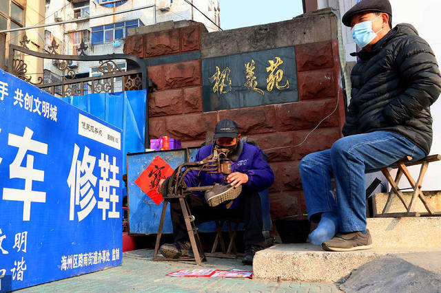 各地修鞋、配钥匙重现街头