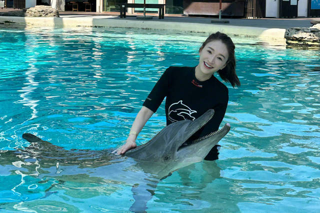 李小冉和海豚快乐互动 扎高马尾清纯灵动