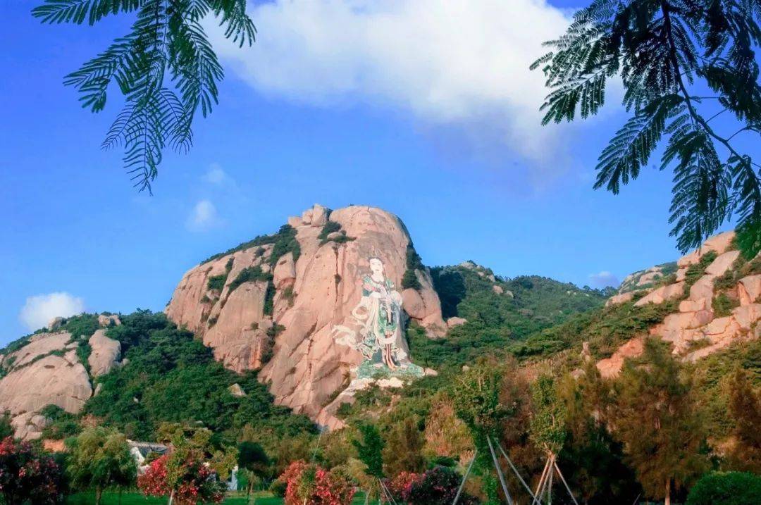 白山景区以奇石异缝闻名,主要景观有观音彩绘,天缝台,灵鹫峰,八戒望海