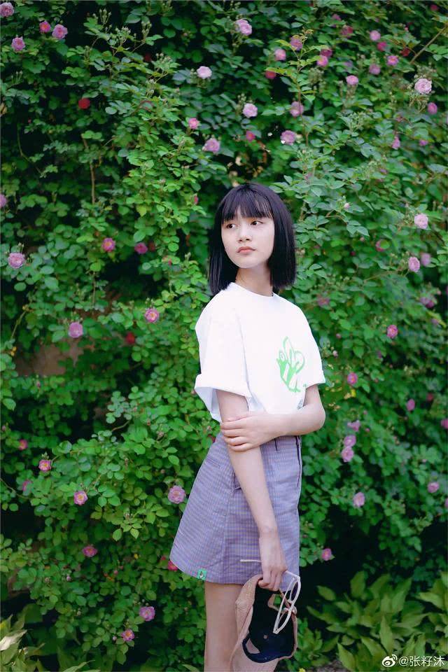 张籽沐都这么大了,眉眼成熟感觉有一米七,网友:像精修过的沈月