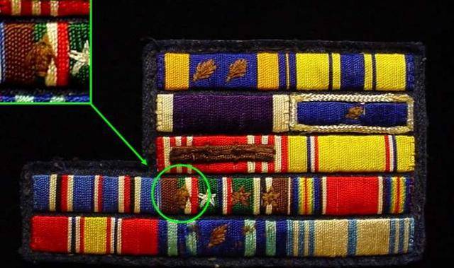 美军资历章上缀钉形形色色的附加标志,它们都代表了各样的功绩?