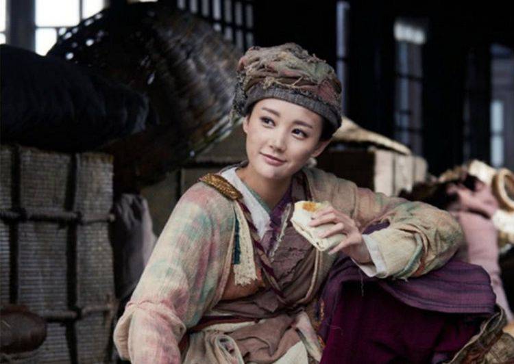 同穿"乞丐装",赵丽颖让人心疼,刘亦菲太美,没想到都输给了他