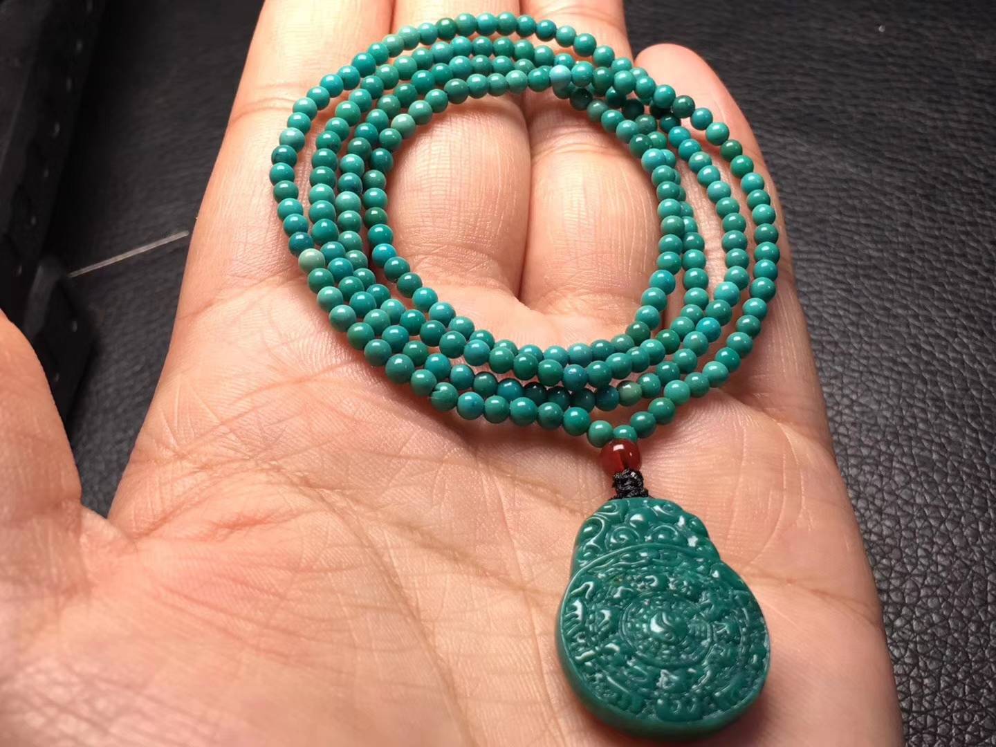绿松石108相对来说盘玩需要更多的耐心和细心关照,因为珠子和配饰较多