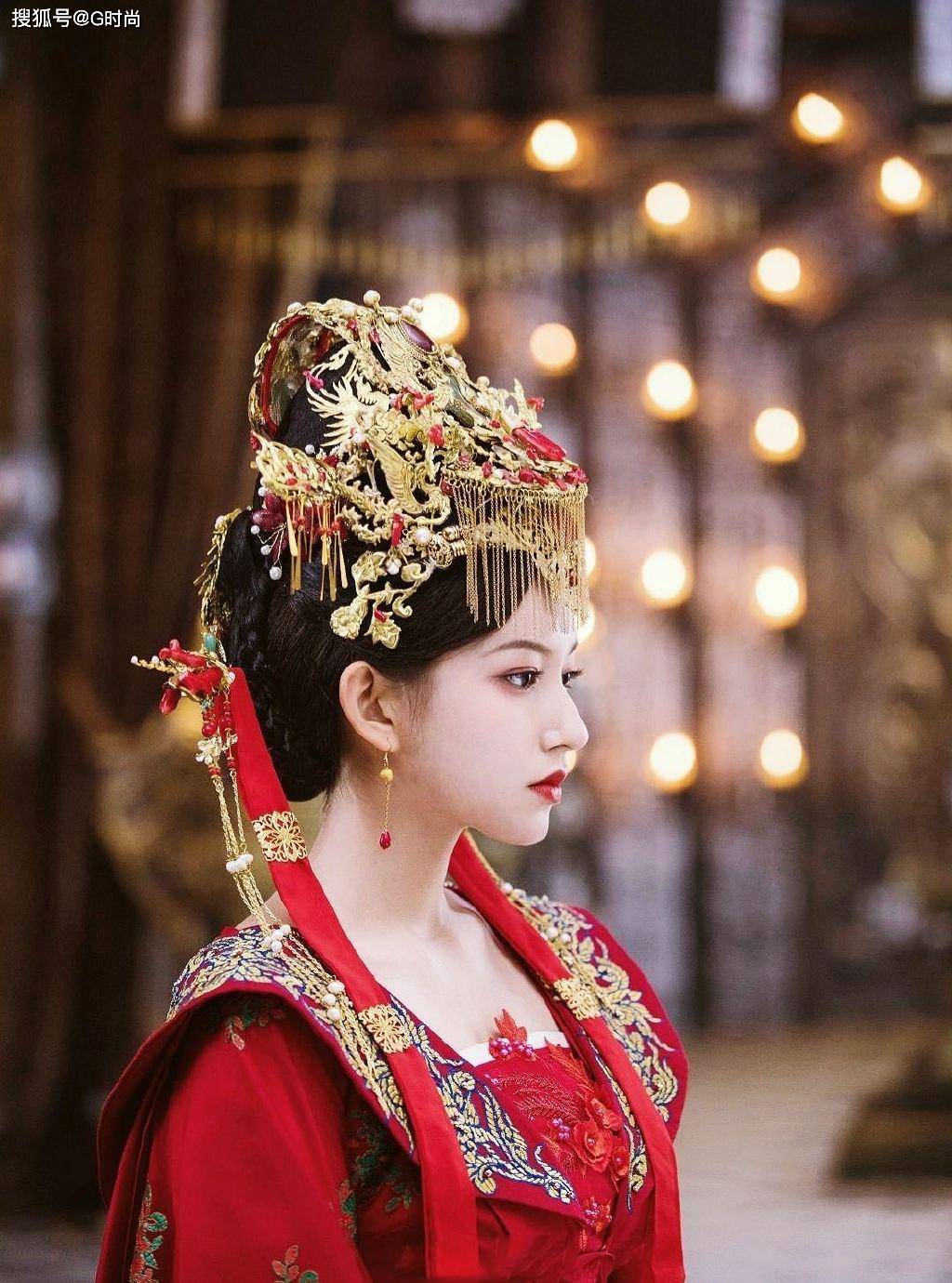 程潇明艳大气的中国风嫁衣造型 美人遗世而独立