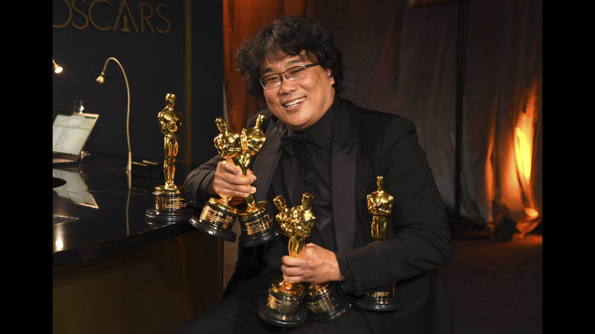 奉俊昊《寄生虫》发布回顾特辑 横扫颁奖季的"奇迹"是这样诞生的