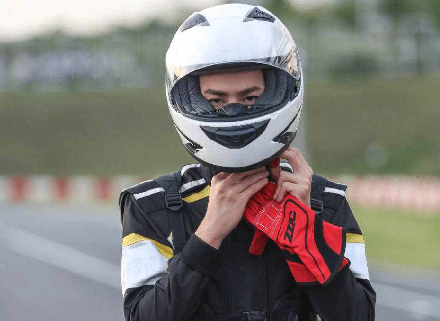 在5月15日,《天天向上》新一期节目预告中,王一博飞去了云南昆明.