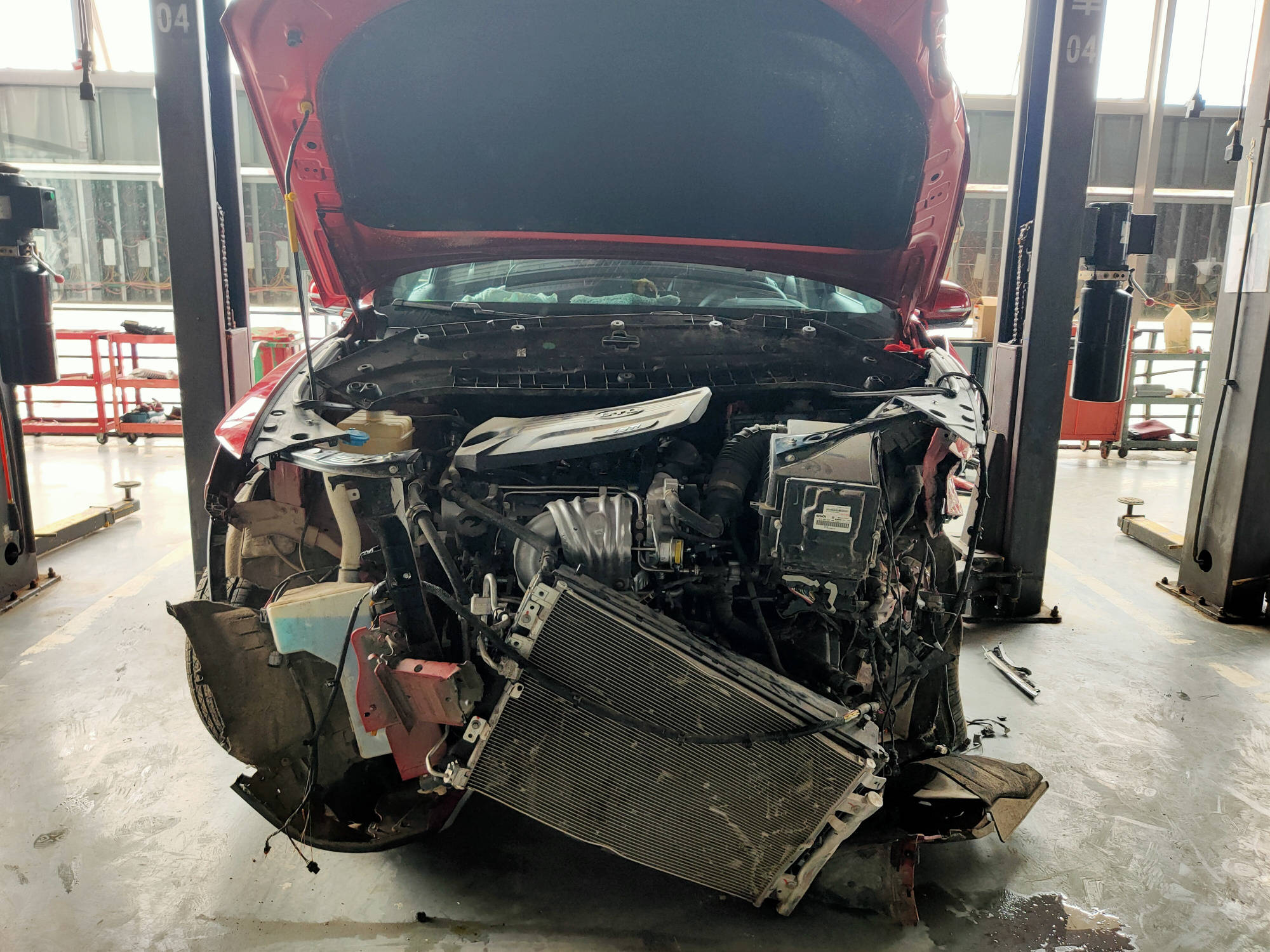 比亚迪宋pro惨烈车祸防撞梁被撞断车主比亚迪救了我一家