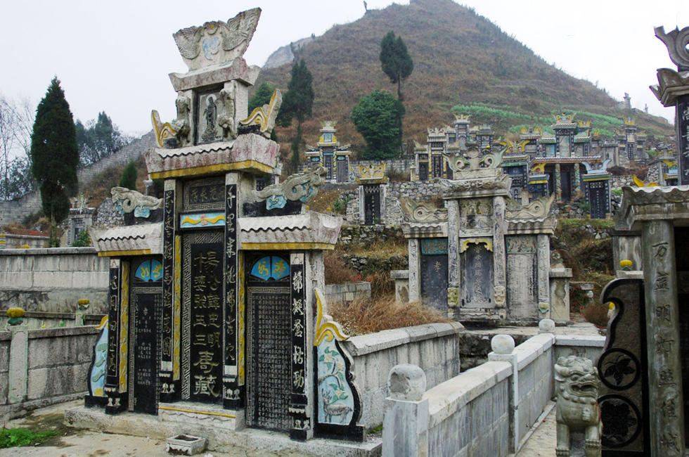 广西十万大山古墓群图片
