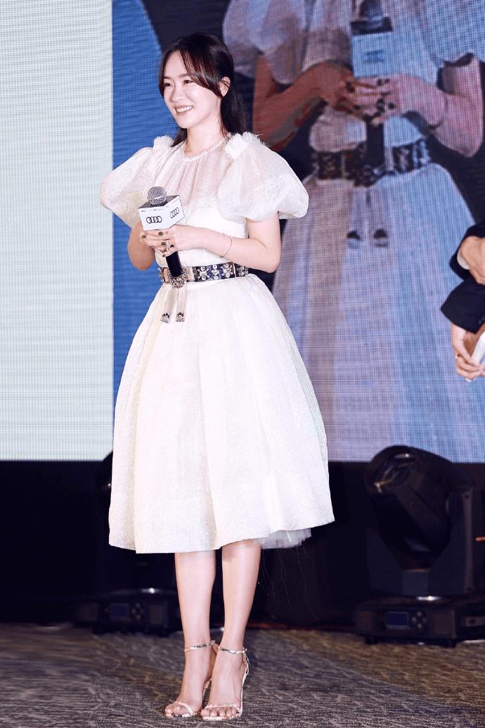 原创霍思燕和杜江走机场t恤搭配格子衬衫清新减龄看上去十分洋气