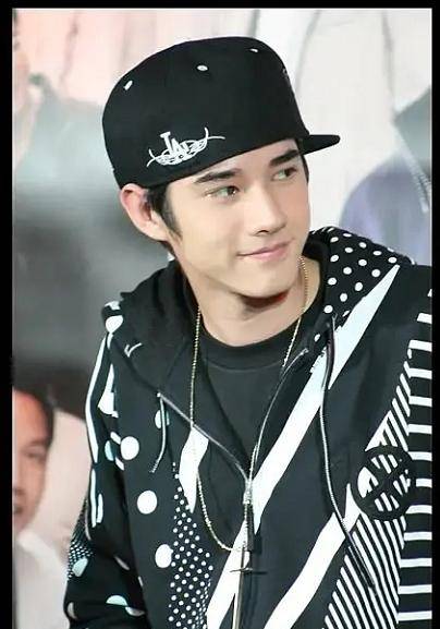 阿亮学长马里奥长残了!脸型发腮身材走样太油腻,才32岁却像大叔