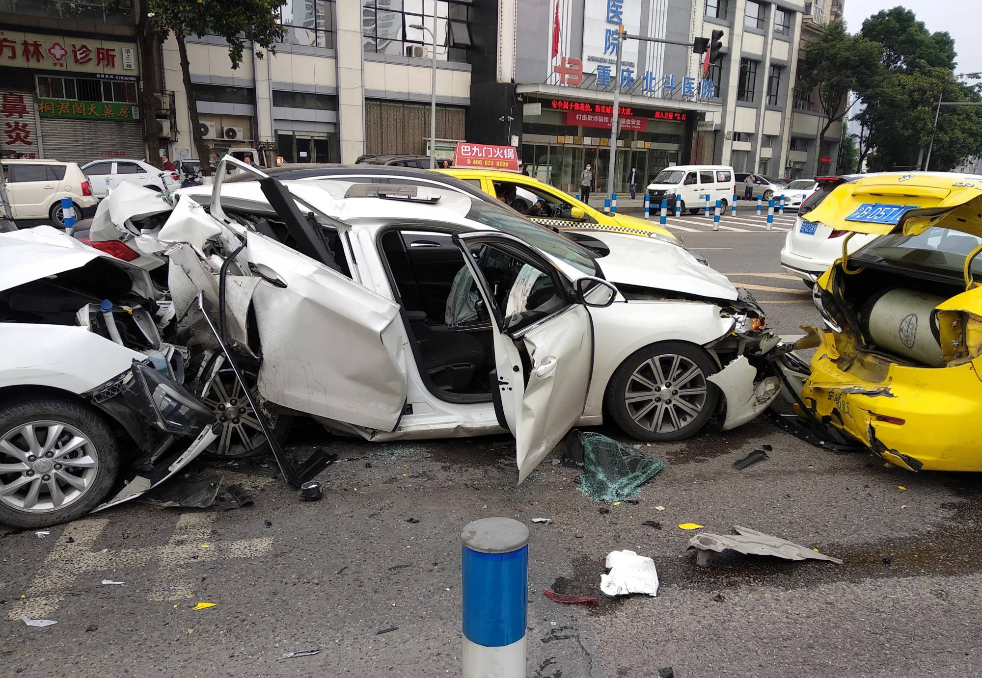 法系车人设的崩塌标致408被长安悦翔追尾三厢变一厢