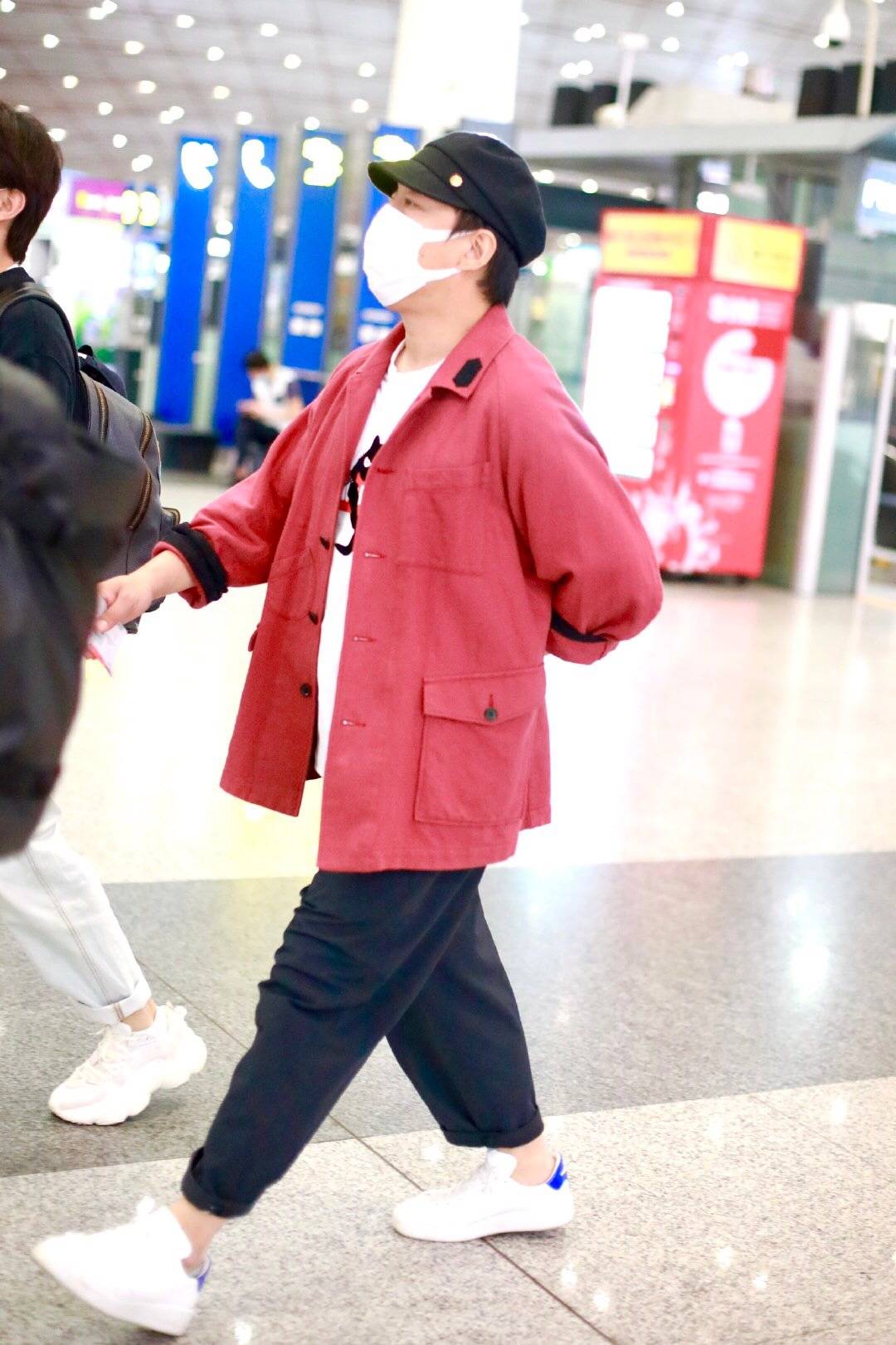 46岁黄渤现身机场,红黑搭配超吸睛!