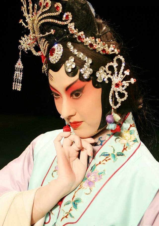 贾蔷爱上龄官这样美好的女子,如何不会变得美好起来?_宁府