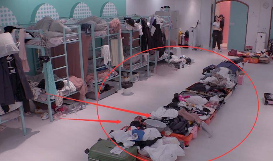 创造营首次公开女生宿舍内景,看到地上的一堆衣服后,集体生活太真实了