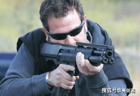 唯一能单手持握的冲锋枪,电影里黑帮最爱,以色列生产