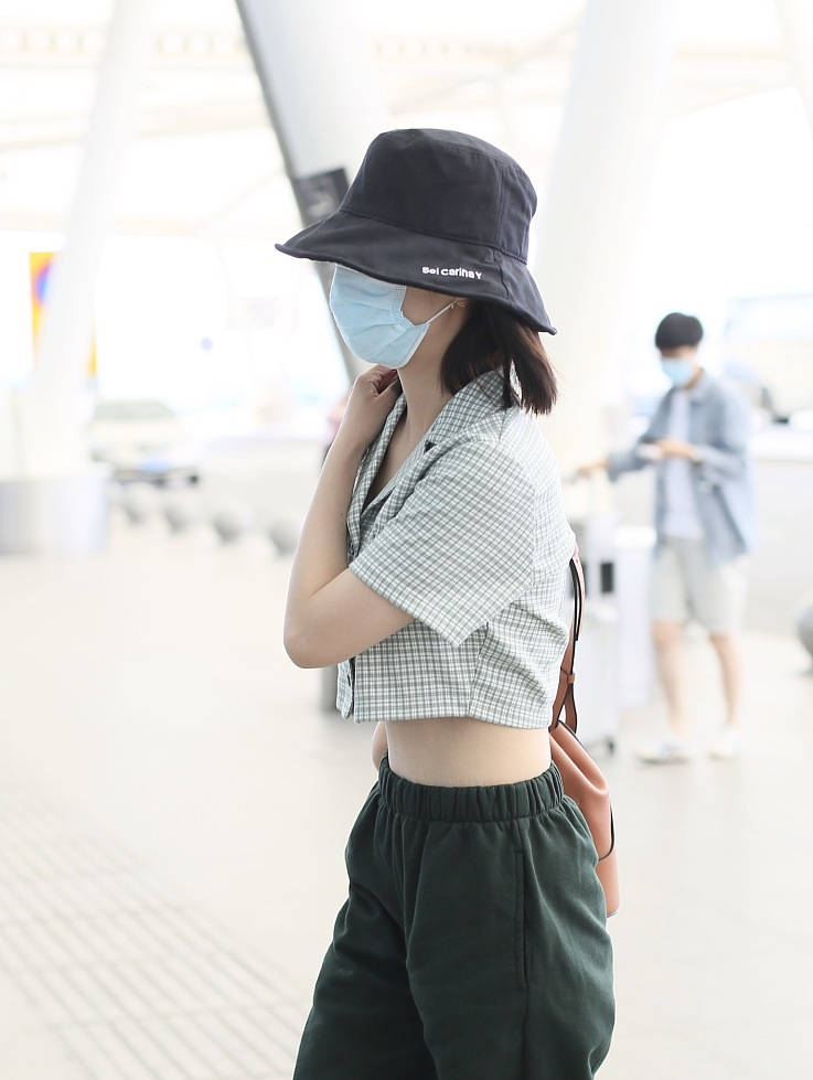 李沁穿露脐装秀性感小腰 工装裤配马丁靴又甜又a