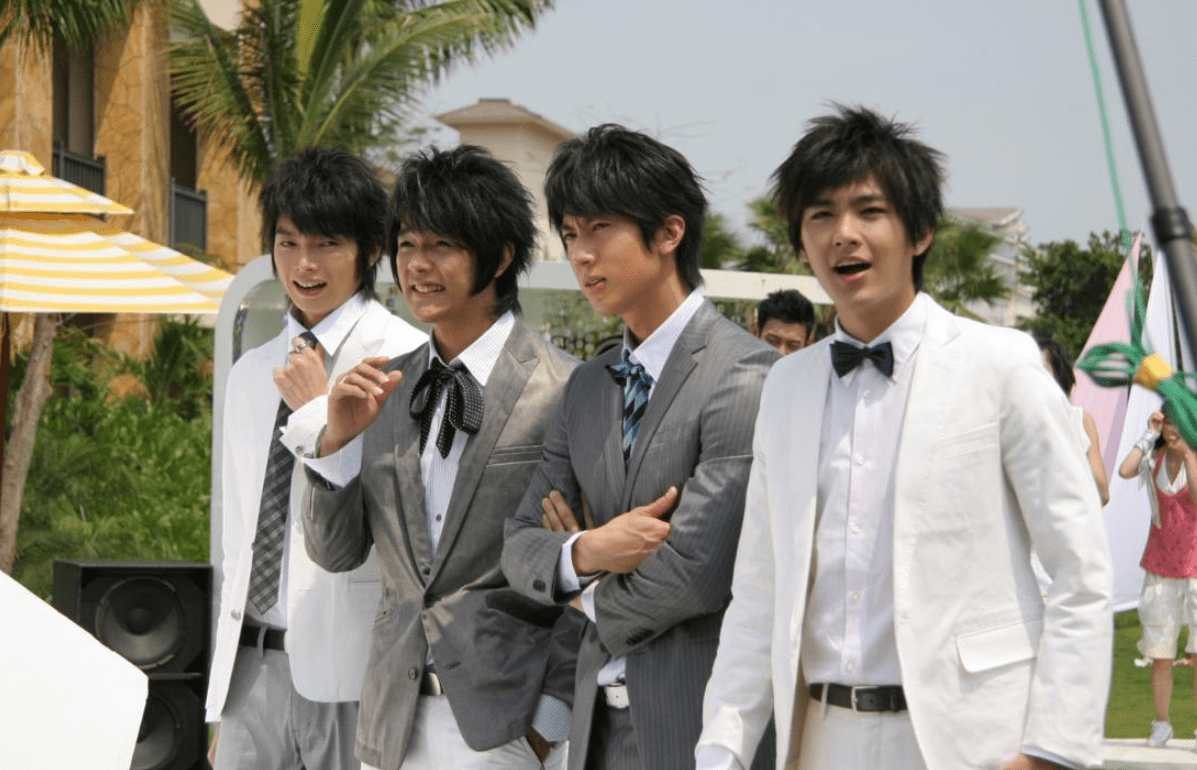 公布了两人的结婚日期是2004年,而我们知道吴尊当年所在的飞轮海组合