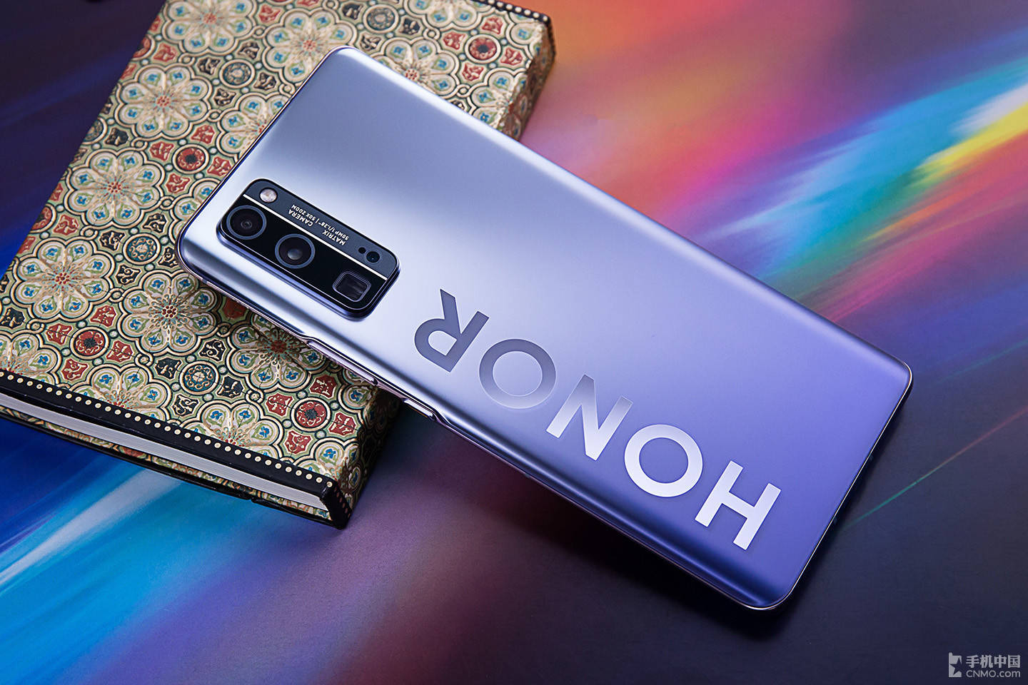 1/ 12 荣耀30 pro 创新地采用了采用微妙细腻的ag磨砂工艺,银色中略带