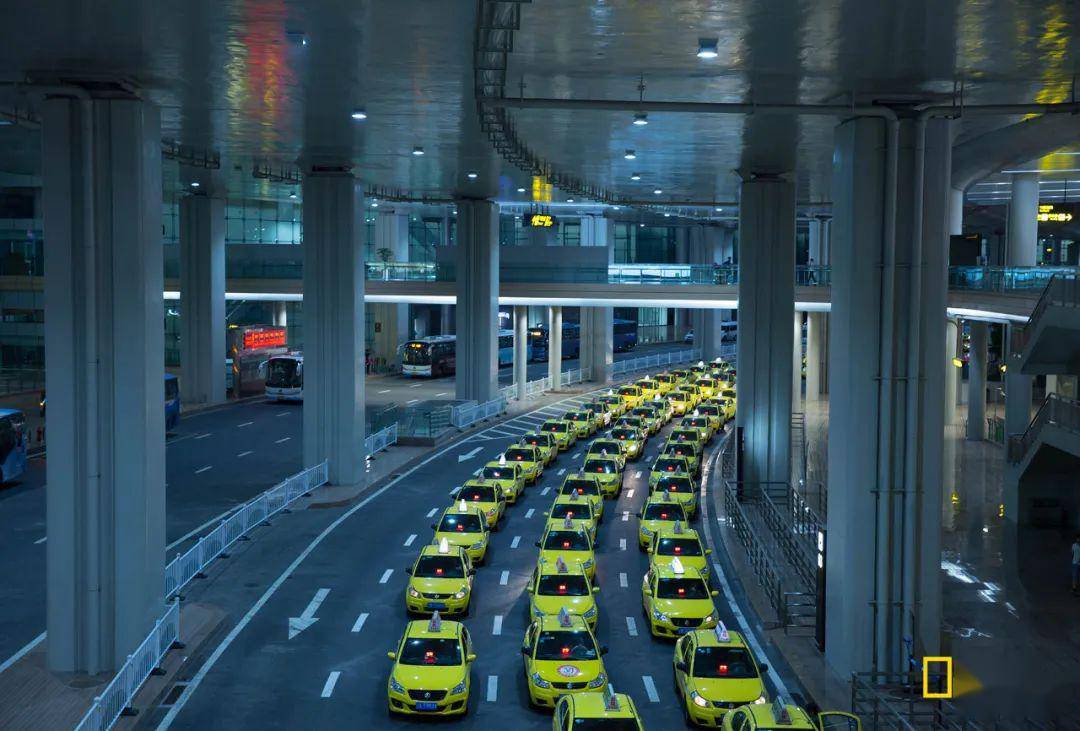 2018年7月1日,重庆江北国际机场t3航站楼,等候出站旅客的出租车.