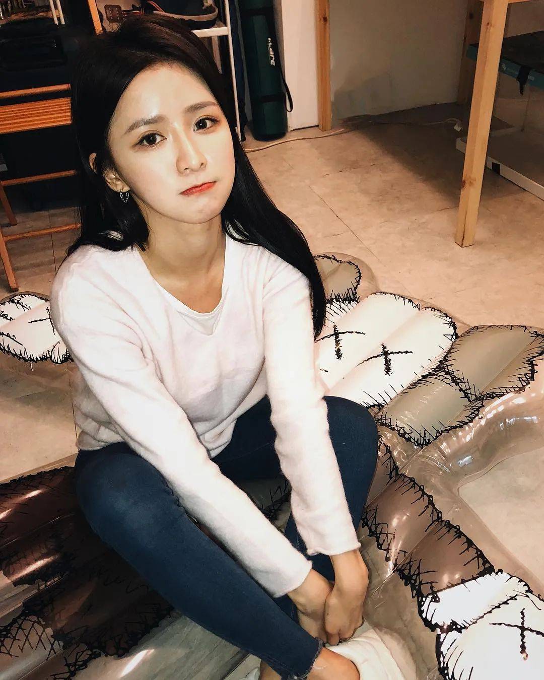 会造型的性感少妇蔡卓宜直接来鞋圈出道吧