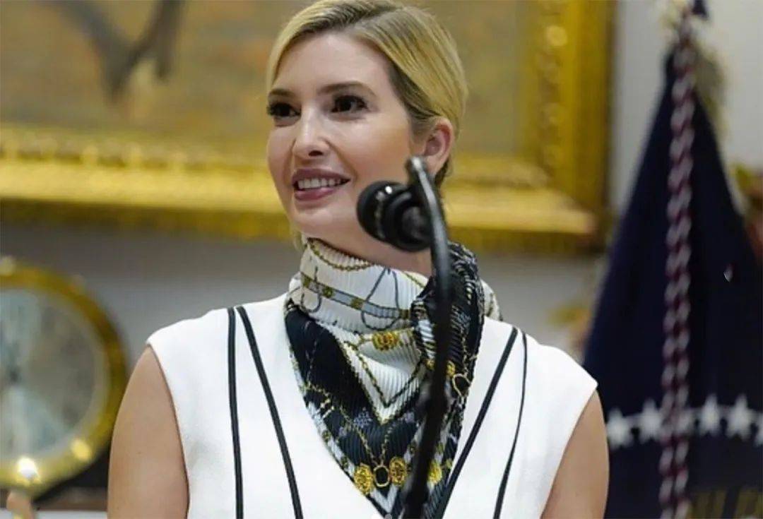 38岁伊万卡人高马大,站门口恭迎父亲特朗普,膀大腰圆如同女保镖_手机