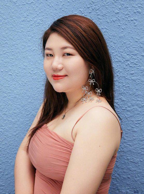 富婆杨天真太敢穿!不顾壮硕身材穿粉色吊带裙,勒出几层肉更自信