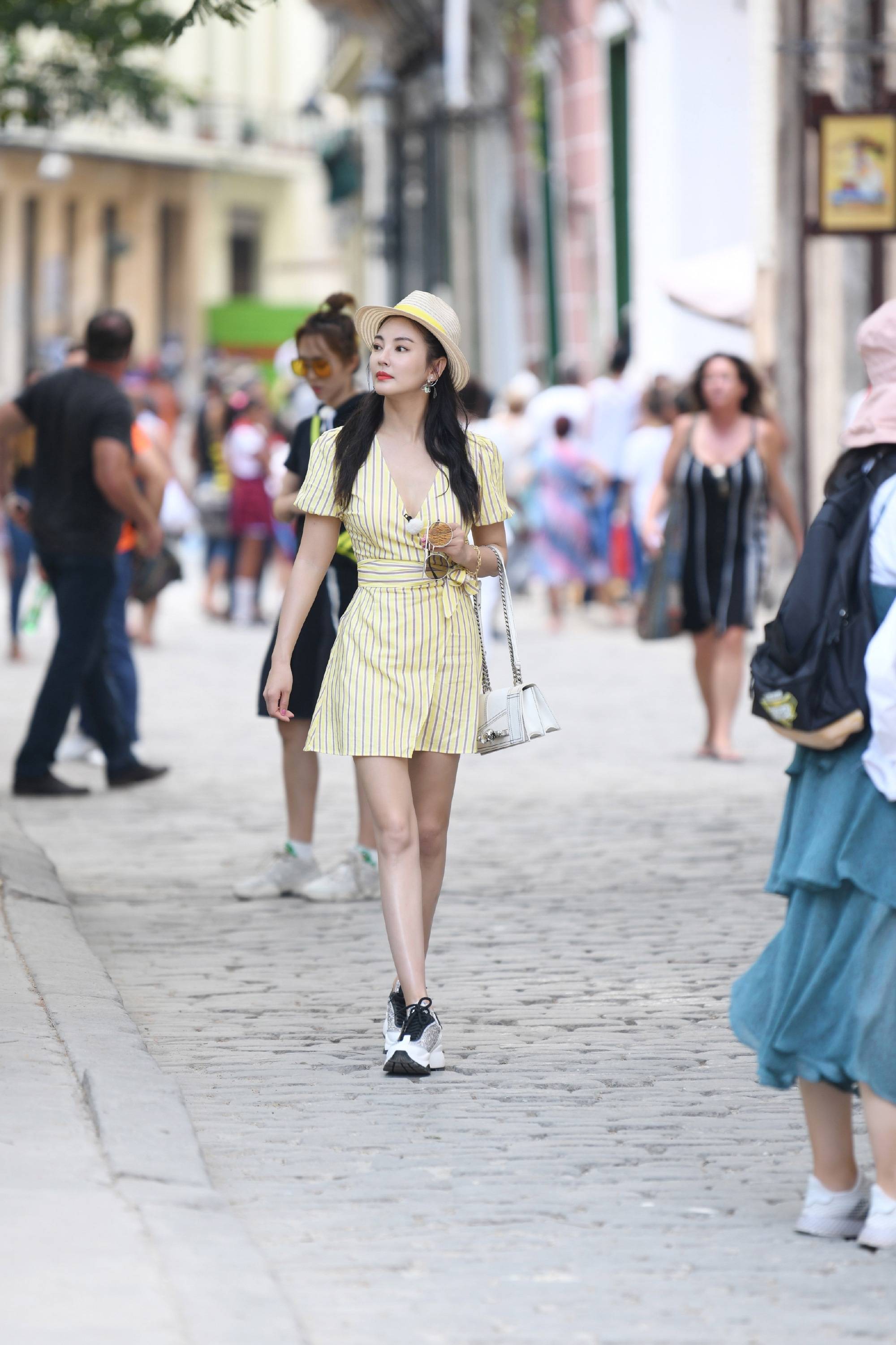 张雨绮现身机场穿嫩粉色t恤配同色短裙拎20万包包贵气十足