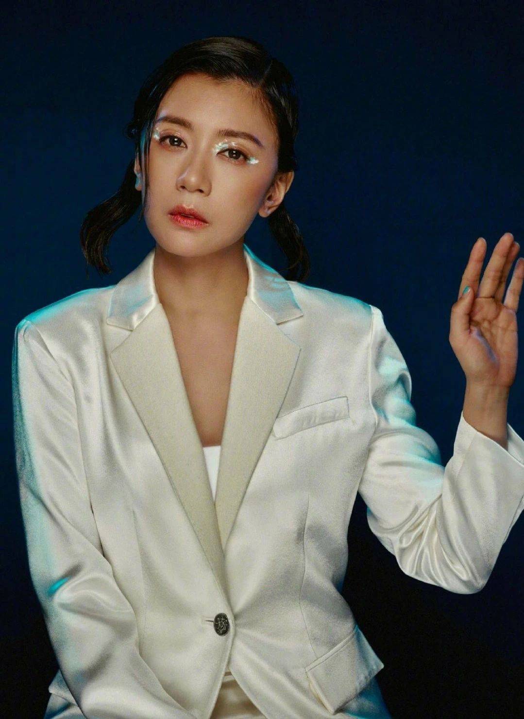 原创贾静雯挑战"甜酷"风,银色眼影配西装个性也气质,哪像45岁?