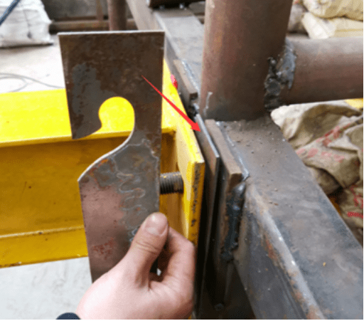 出现"脚手架立杆"落空,现场需临时准备16#工字钢做"扁担梁"横搁其上