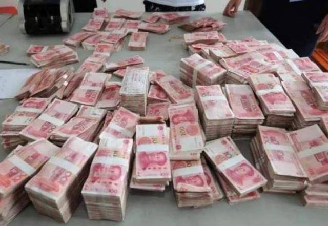 为何成捆人民币在越南当街摆放去越南首都可以直接使用人民币