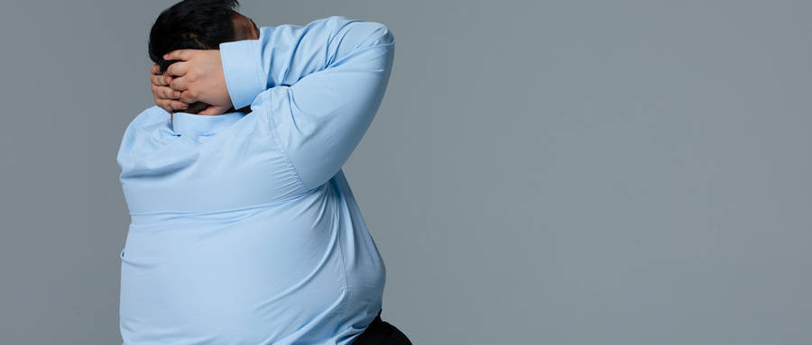 皮肤油腻,大便粘腻,烦躁焦虑等症状,可能脾虚痰湿