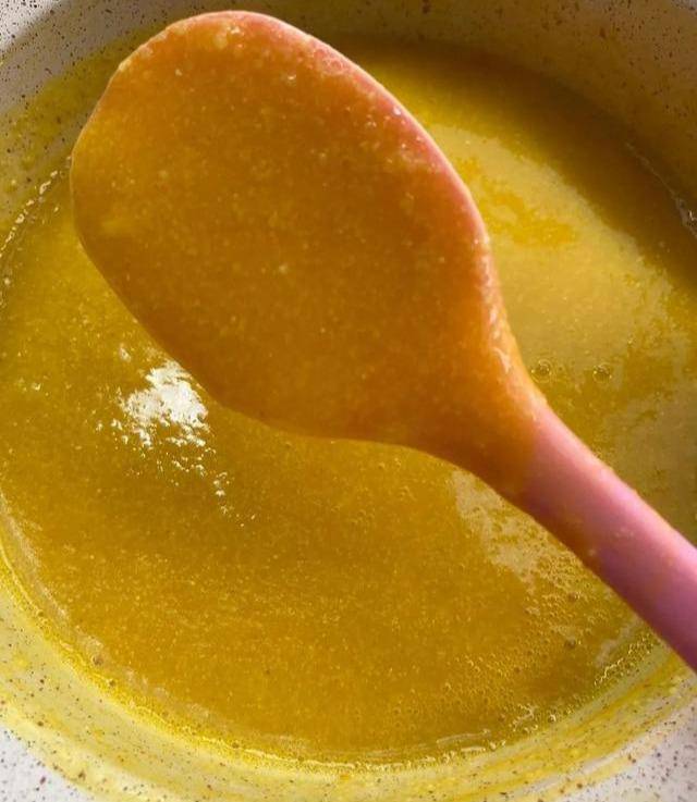 耐心搅拌3-5分钟,能看到一层金色的小米油啦— 6 —加入2勺麦胚片