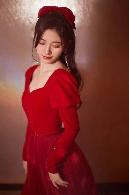 开始翻红了,光是鞠婧祎就有好几款蝴蝶结发饰造型,还都是搭配的高马尾