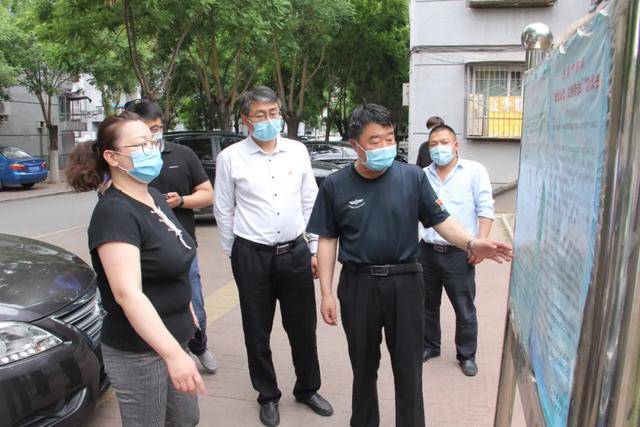 顺义区旺泉街道"四不两直"检查全国两会期间城市运行服务保障工作