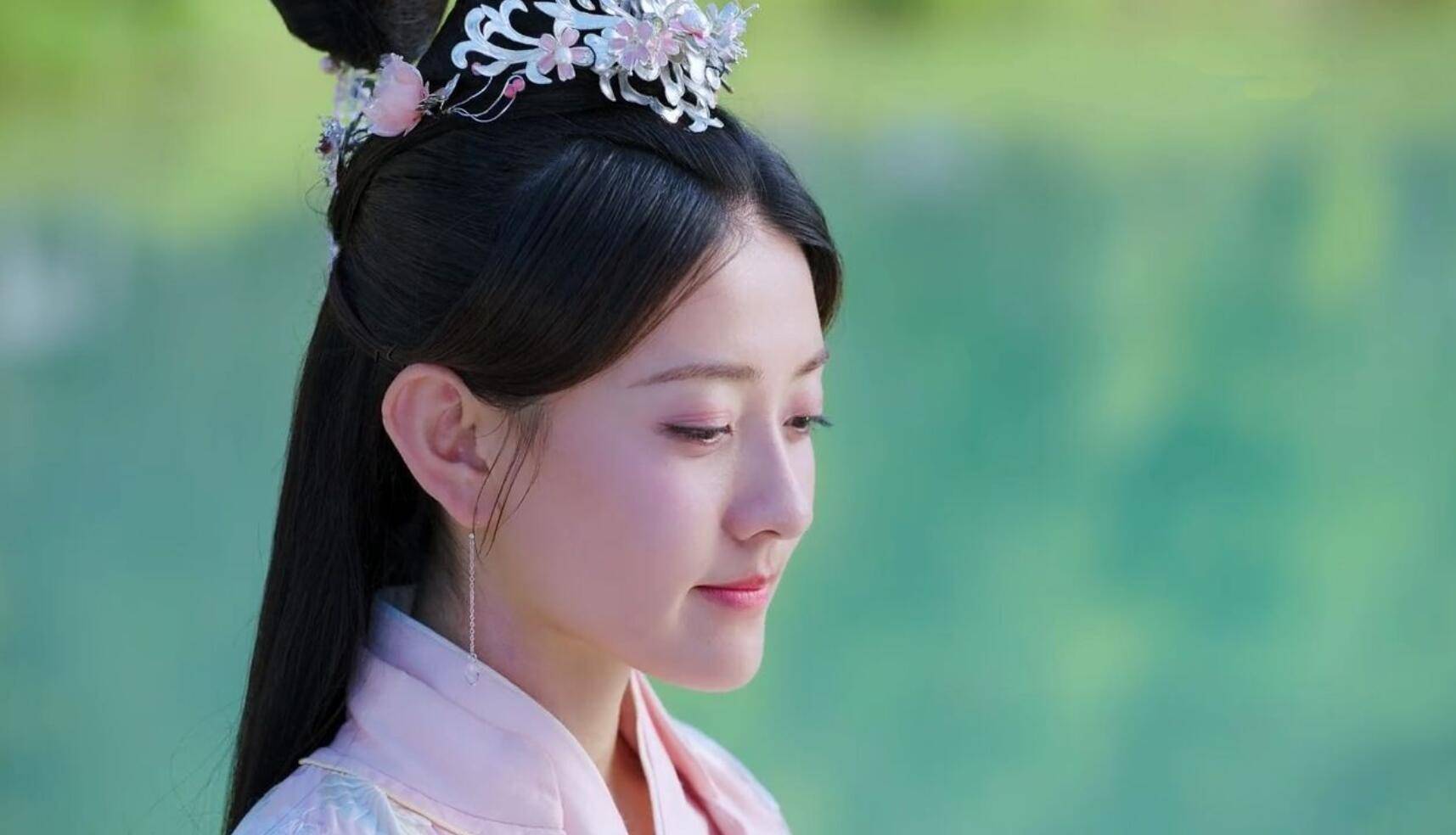 其实最让我们大家期待不已的是孙艺宁的加入,她之前就和梁洁在《双世