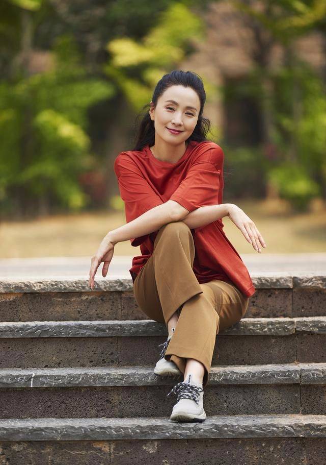 陶虹穿搭是很随性,宽松上衣和裤子的,不看脸真像"大妈"