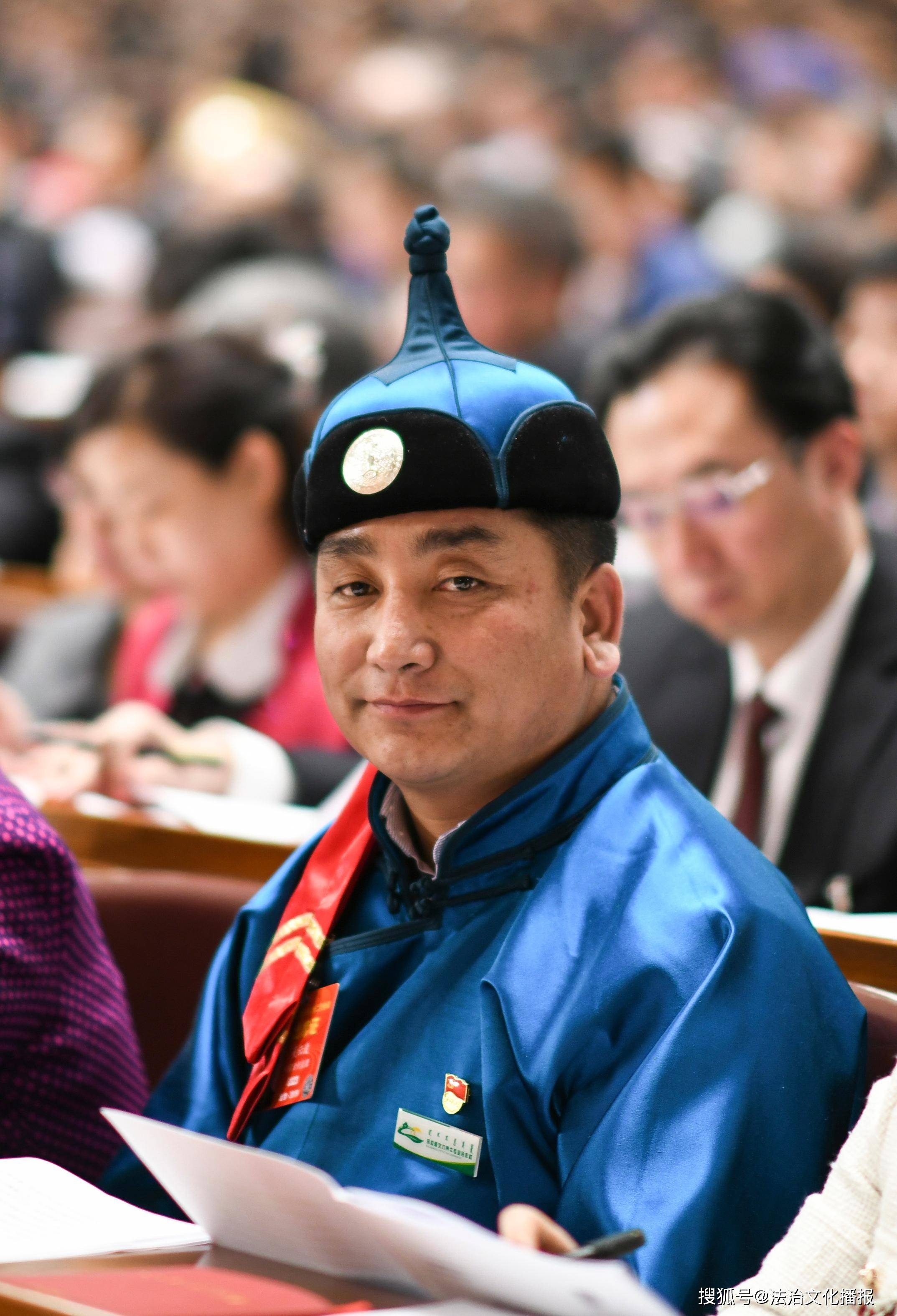 全国人大代表吴云波的靓丽服饰