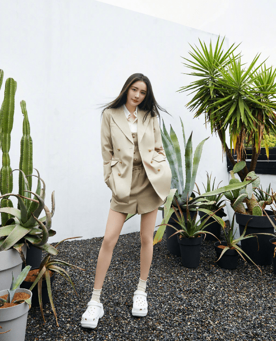 原创杨幂初中照片被晒出,穿黑色毛衣红色图案,充满圣诞氛围