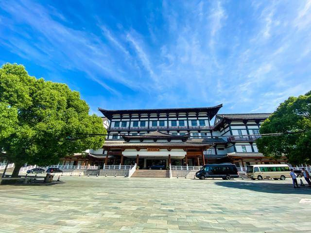 浙江天台最贵的酒店,大堂有三个亿的金丝楠木,走廊像迷宫_温泉山庄