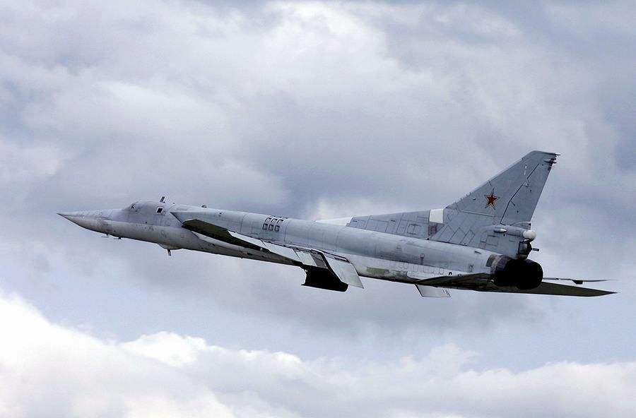 原创俄罗斯下起狠手,逆火轰炸机飞抵北约领空,3国战机火速升空拦截