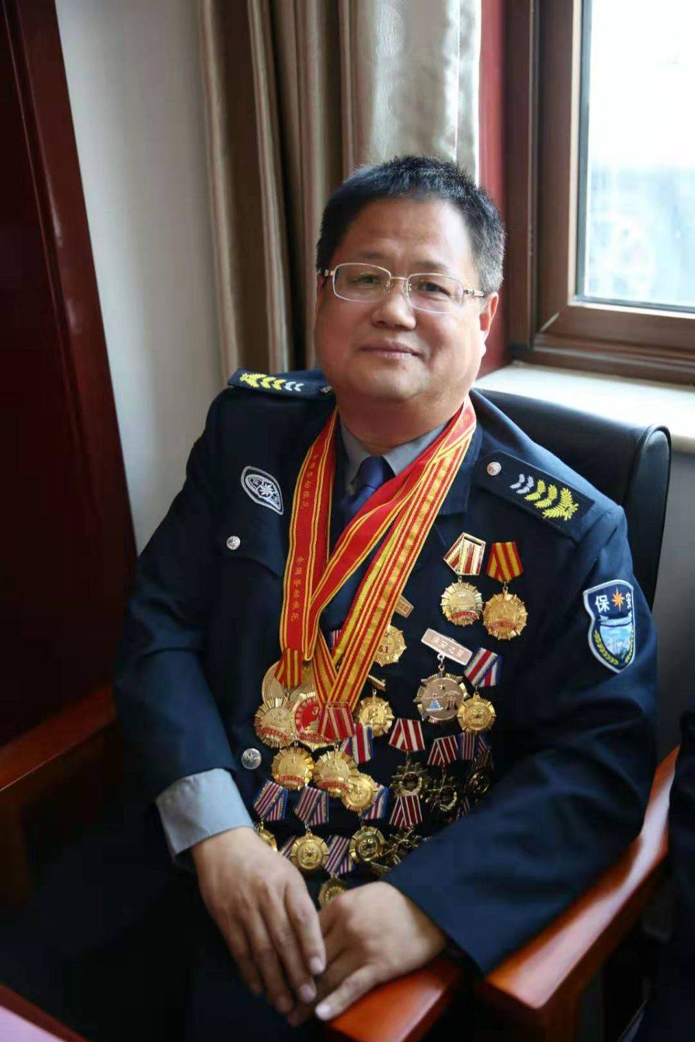 师,高级技师,第三届中国青少年研究学会理事,现就职于北京市保安服务