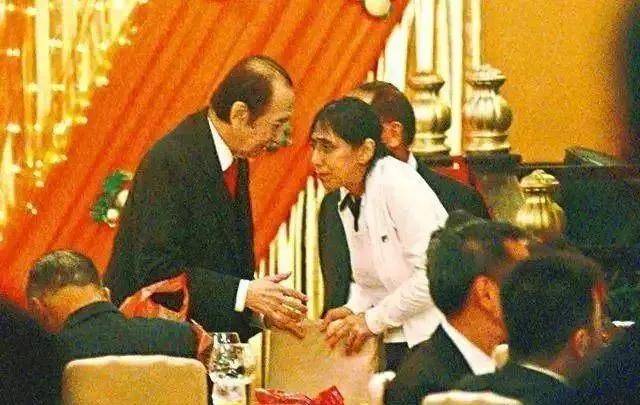 赌王曾经很看不上这个女儿,公开说何超英减肥:"我有个女成日话想瘦,食