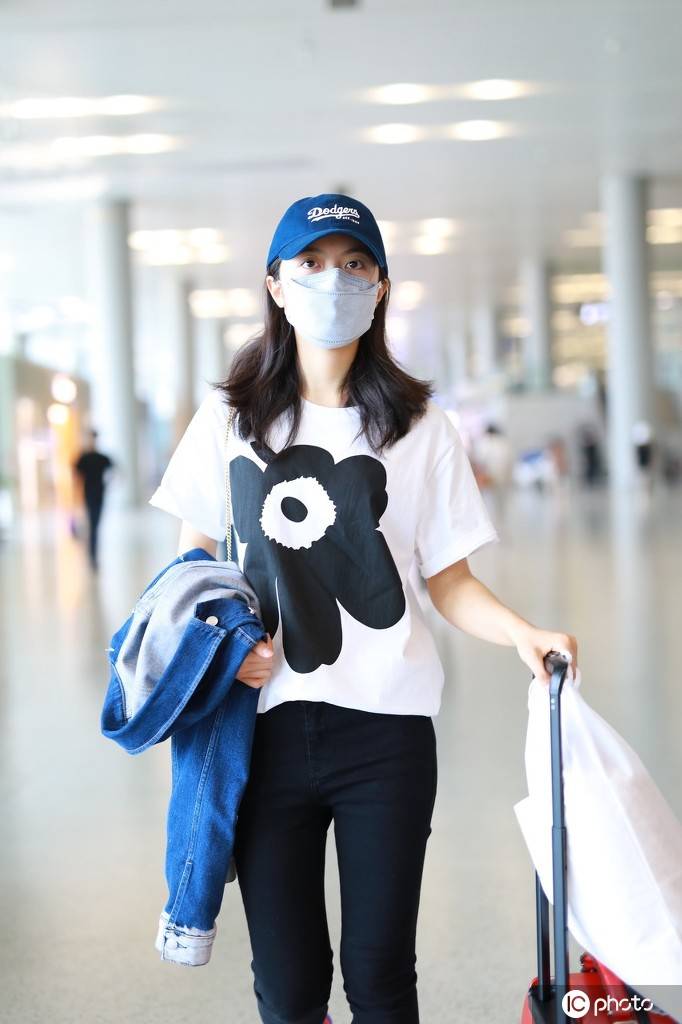 赵今麦现身大眼睛灵气满满 紧身裤尴尬暴露短腿